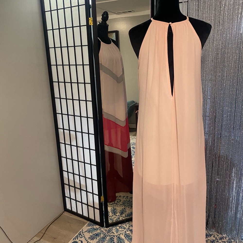 It’s pretty long probably wouldn’t fit shorter than 5’7, unless w/heels/wedges